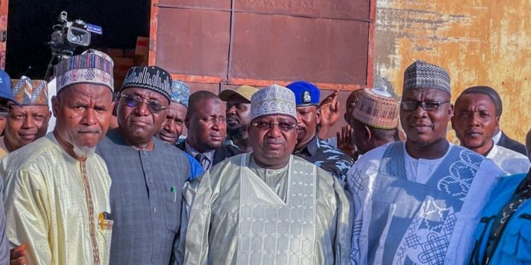 Governor Nasir Idris receives UNICEF-supported RUTF supplies for the treatment of malnourished children in Kebbi State.