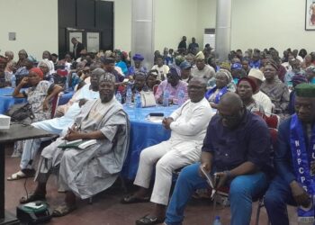 Image of retirees in a meeting with Pencom