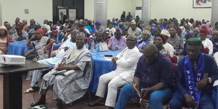 Image of retirees in a meeting with Pencom