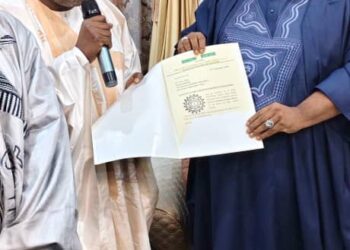 The Emir of Katsina honours Kebbi Governor Nasir Idris with the Garkuwan Katsina Babba
